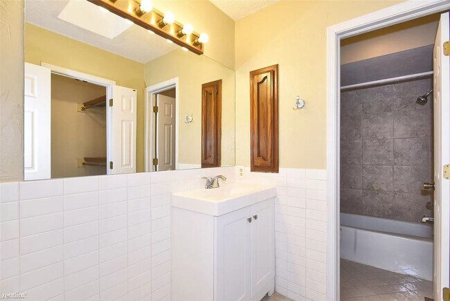 Building Photo - 3 br, 2 bath House - 11447 S Douglas Ave