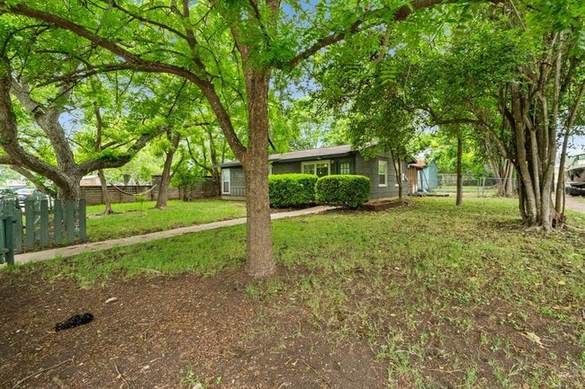 Building Photo - 3000 Fontana Dr