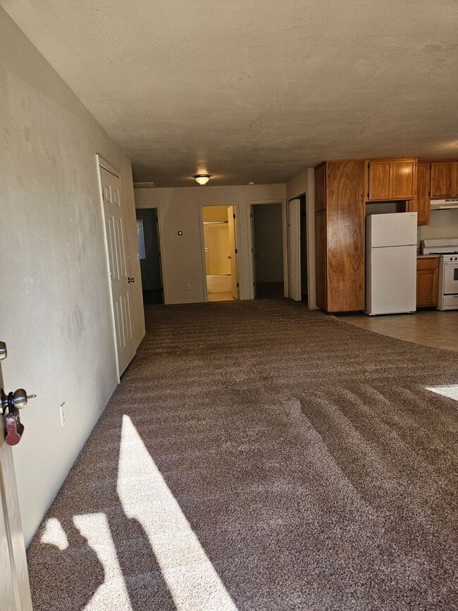 Building Photo - Clean Duplex