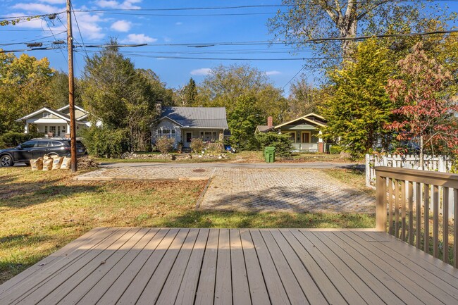 Building Photo - Bright 3-Bedroom in West Asheville with Fe...