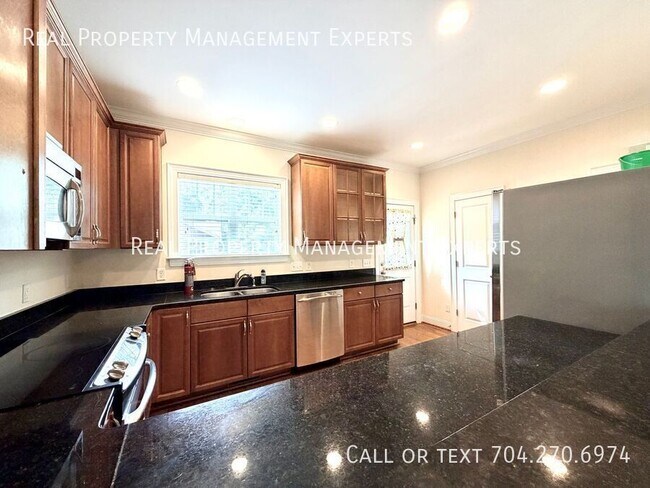 Building Photo - 319 Woodvale Pl