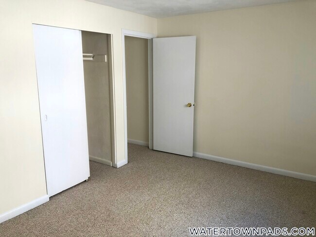 Foto del edificio - 24 Whites Ave