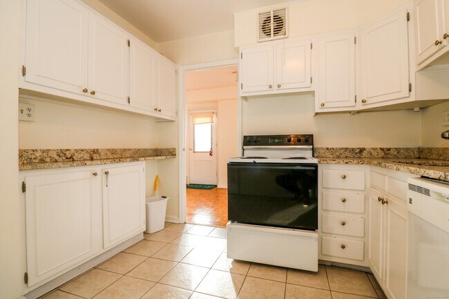 Building Photo - 25 Cartright St