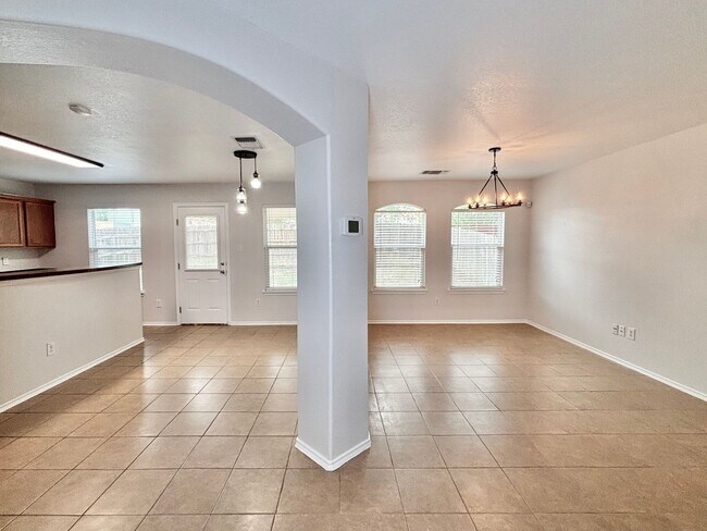 Building Photo - Spacious two story home!