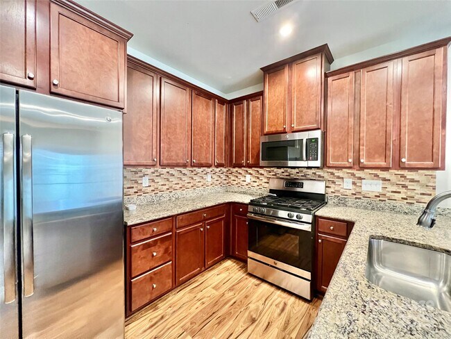 Foto del edificio - 310 Willow Wood Ct