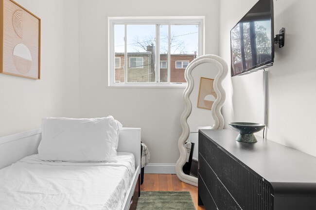 Foto del edificio - 125 Urell Pl NE