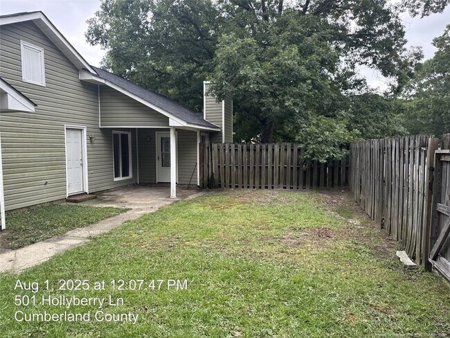 Foto del edificio - 501 Hollyberry Ln