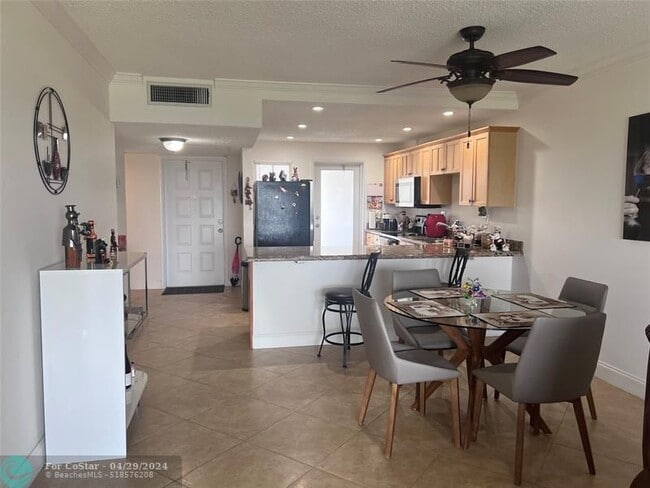 Building Photo - 3100 N Palm Aire Dr
