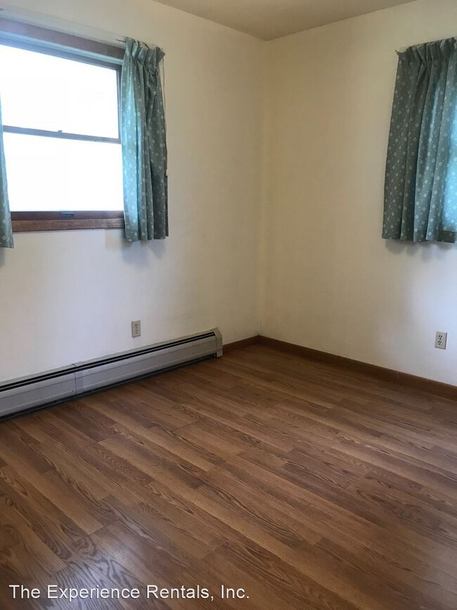Building Photo - 2 br, 1 bath Apartment - 305 E. 1st Street
