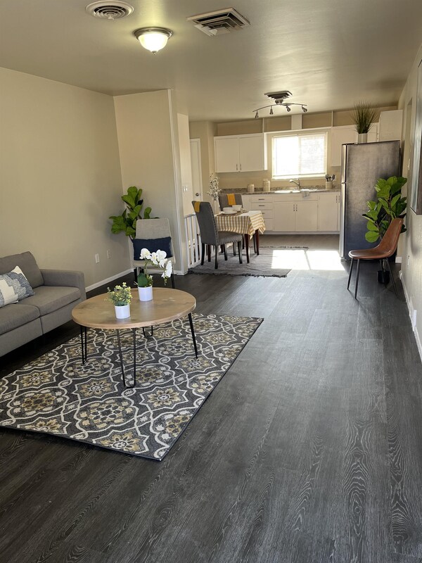 Building Photo - 1402 E 14th St