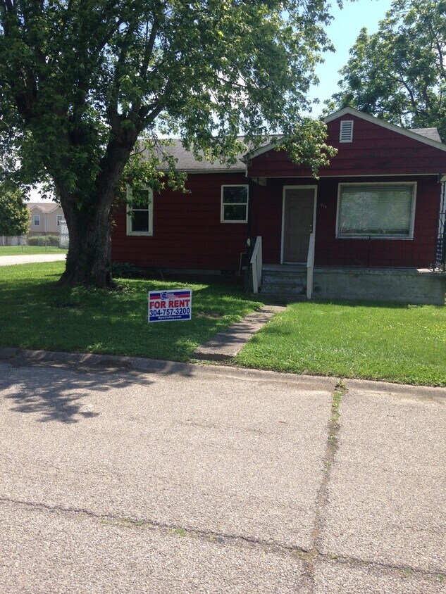 Foto principal - 2 Bedroom 1 Bath St. Albans Home with Fenc...