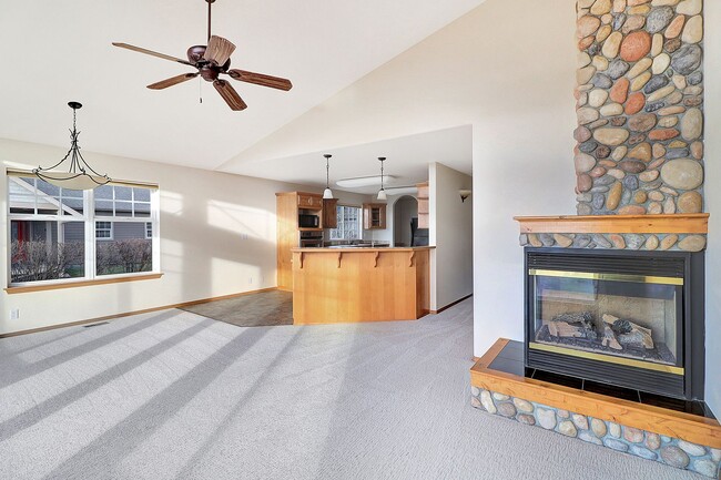 Foto del edificio - 2 Bed 2 Bath w/Large Office - Penn Cove Vi...