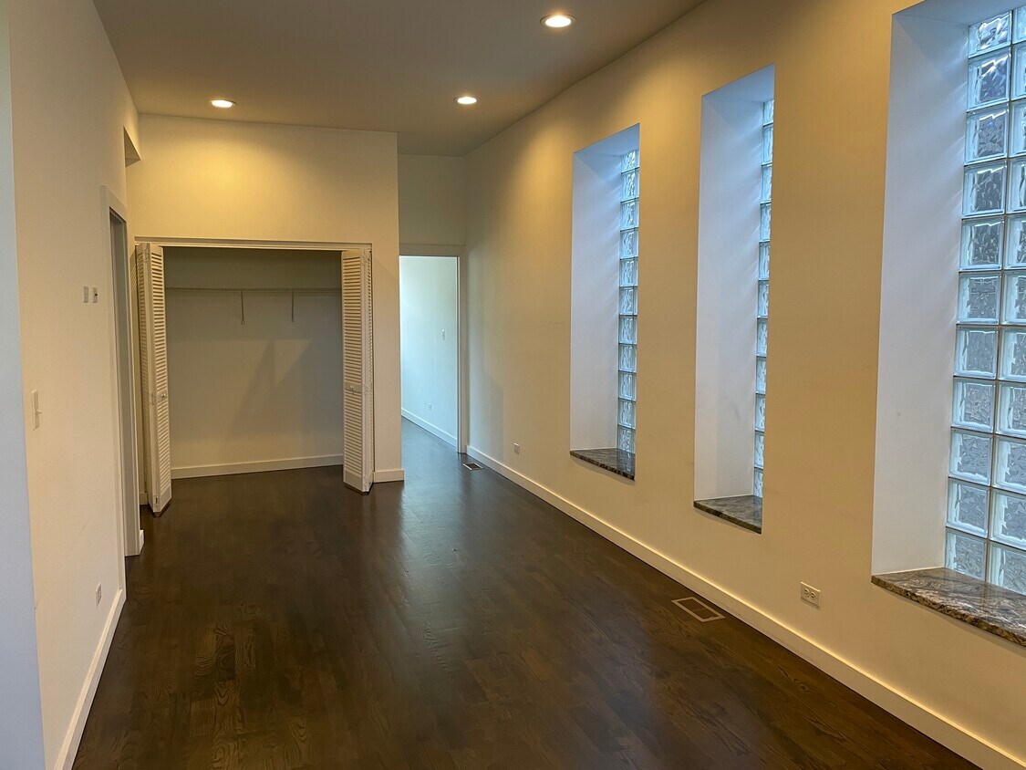 Foto del edificio - 1824 W 35th St