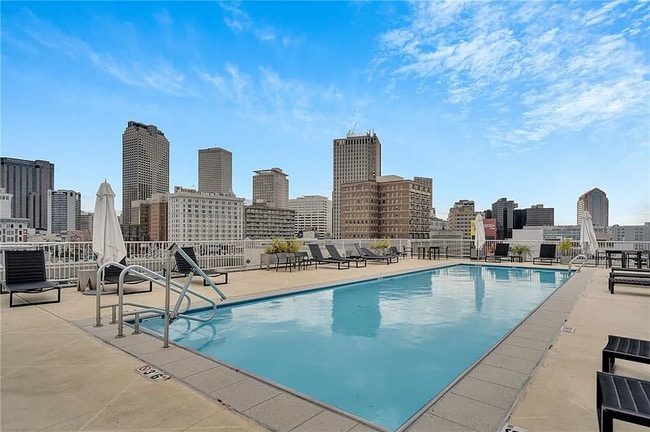 Rooftop Pool with Jacuzzi - 1201 Canal St Apartment