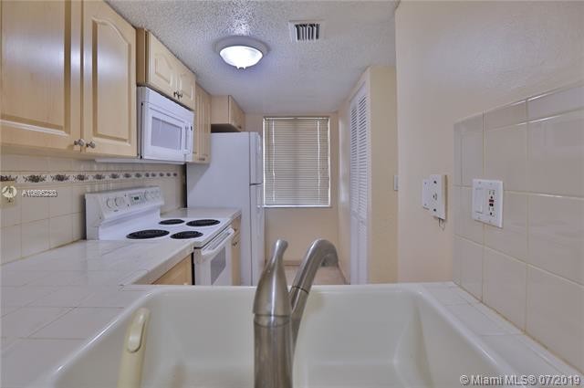 Foto del edificio - 9917 W Okeechobee Rd