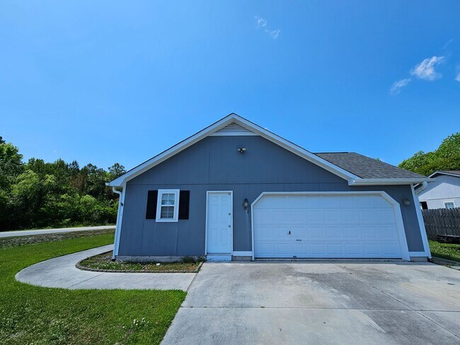 Foto del edificio - Three Bedroom Home In Hubert!