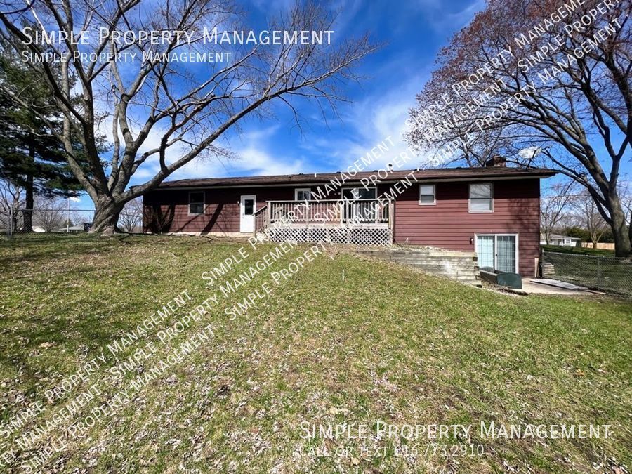Primary Photo - Spacious 3 bedroom 2 bathroom home located...