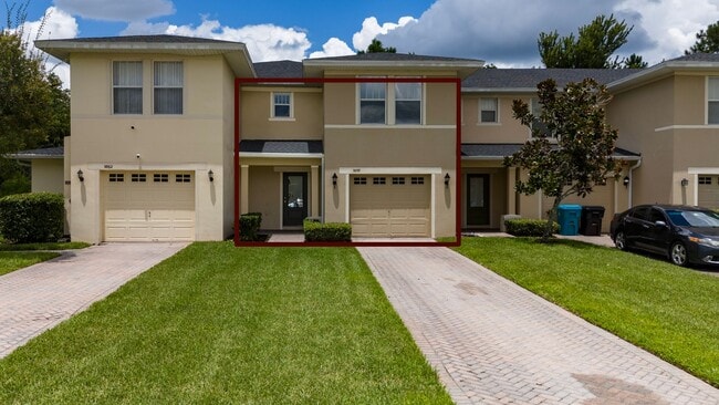 Foto del edificio - Town House 3 Bedroom and /2.5 Bathrooms. At Lee Vista area gated Community.