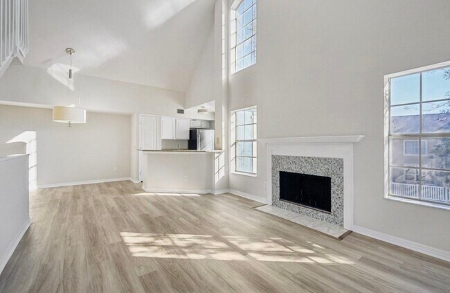 Building Photo - 13700 Richmond Park Dr N