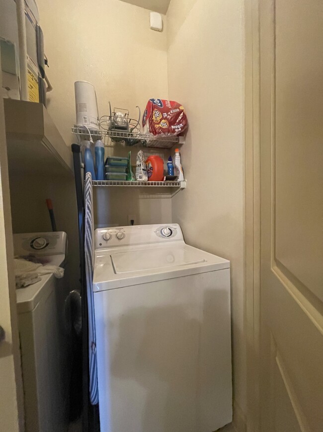 Washer and dryer - 3300 Cummins St