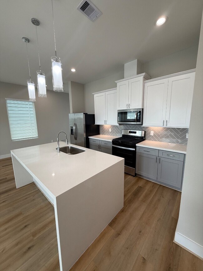 Foto del edificio - 8112 Esther Acres Ln