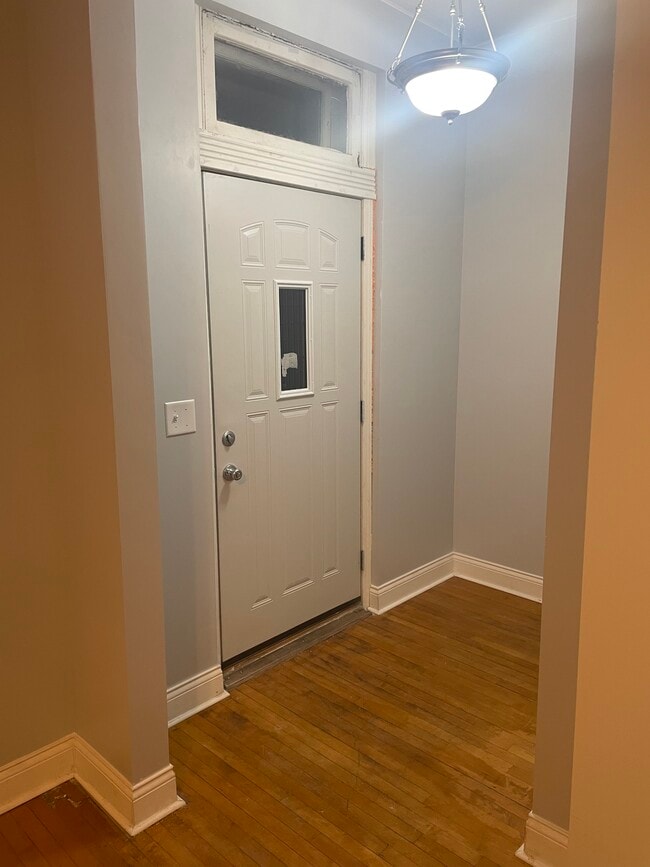 Building Photo - 2737 S Avers Ave