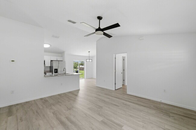 Foto del edificio - Available Now! New 3/2 Home with Large Backyard and Front Porch
