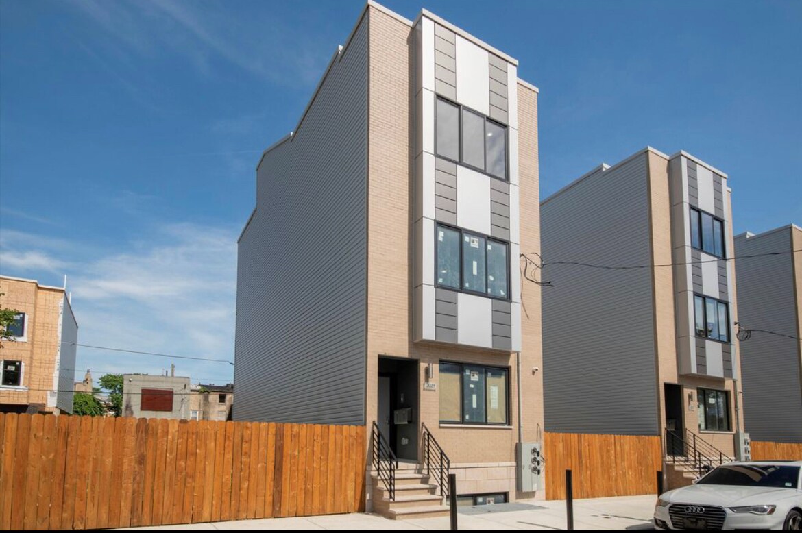 Primary Photo - 2037 N Randolph St