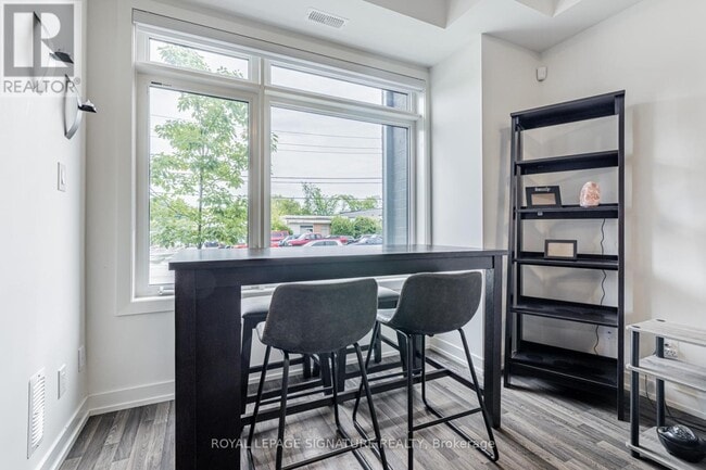 Photo du bâtiment - 370C-370C Red Maple Rd