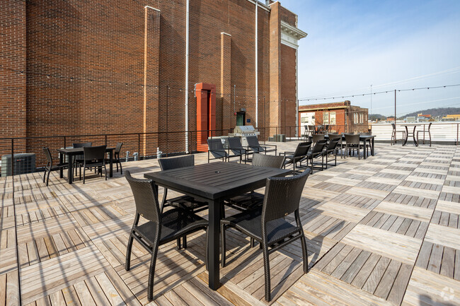 Rooftop Deck - Knox High Apartments