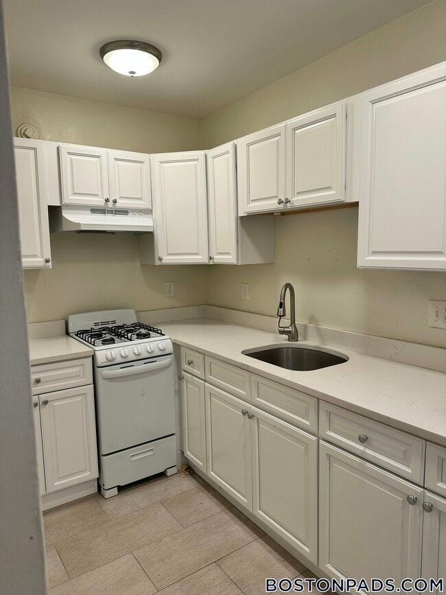 Building Photo - 53 Fellsway W