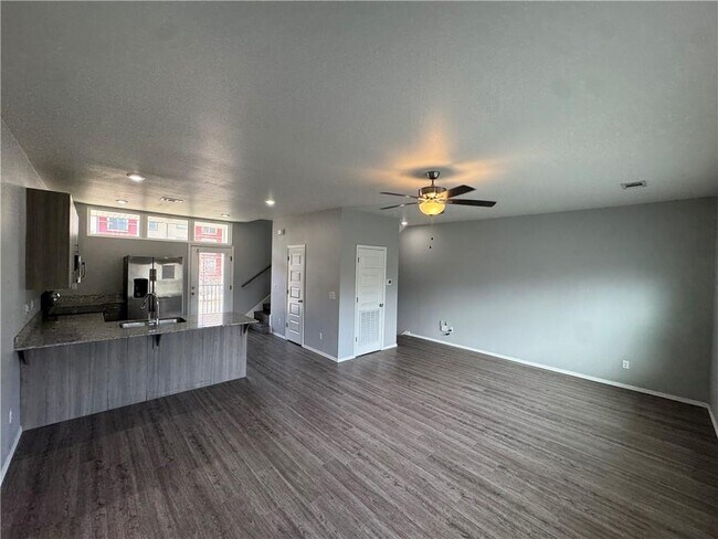 Foto del edificio - 1636 S Razorback Rd