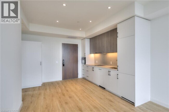 Photo du bâtiment - 741 King St W