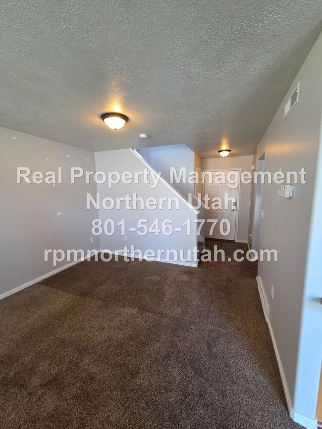 Building Photo - Lovely 2 Bedroom Townhome in Harrisville Available!!