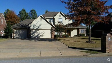 Building Photo - 2503 S Greens Way