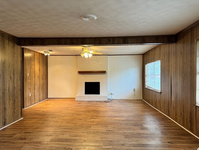 Building Photo - 2321 McKenzie Dr