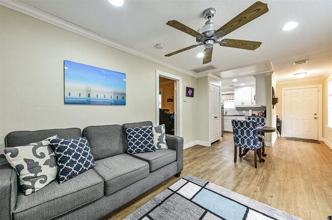 living room looking at kitchen - 1712 Blodgett St