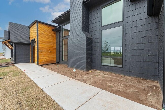 Building Photo - 2221 Brentwood Blvd