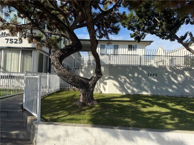 Foto del edificio - 7529 Hellman Ave