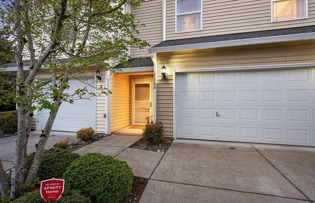 Building Photo - Inviting 3 BD 2.5 Bath Townhome in Gated Community