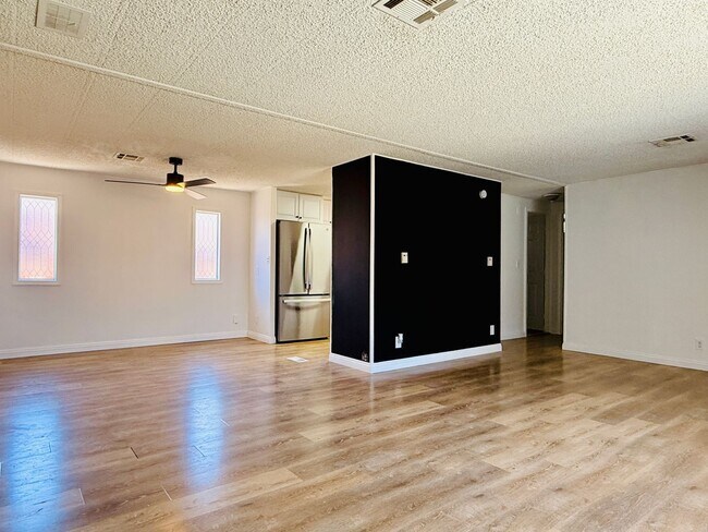 Foto del edificio - AVAILABLE NOW!!