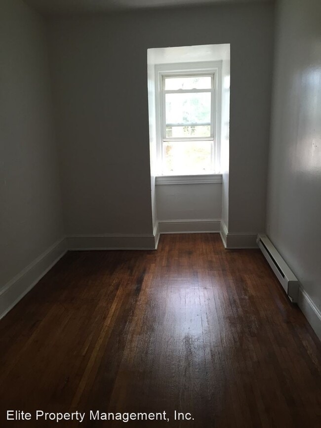 Building Photo - 2 br, 1 bath House - 330 N. Beaver St., 3r...