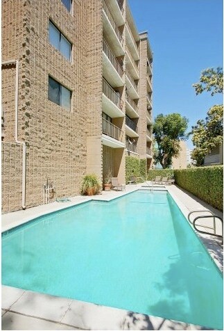 Foto del edificio - 10966 Rochester Ave