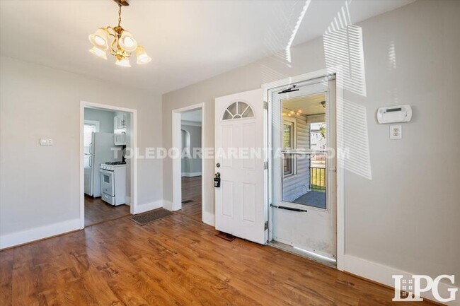 Foto del edificio - 4135 Upton Ave