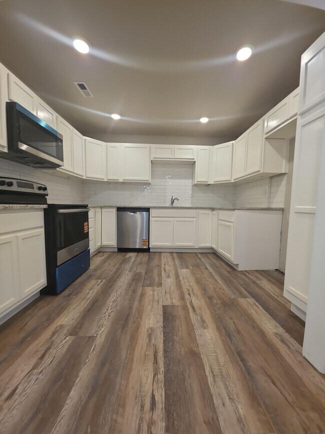 Foto del edificio - 2706 Pinetree Ln NW