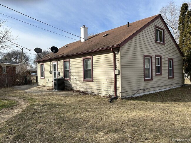 Building Photo - 12871 Saratoga St