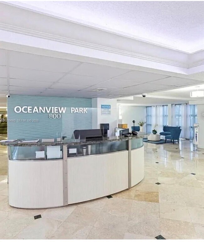 Building Photo - 800 Parkview Dr