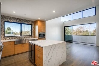 Building Photo - 456 S Venice Blvd
