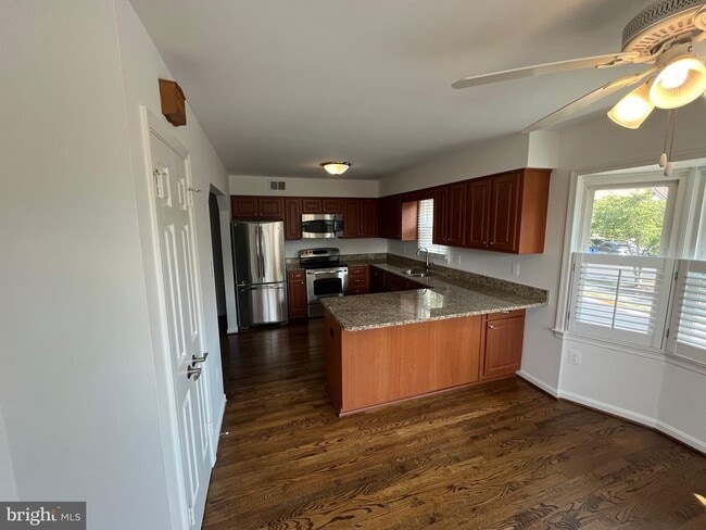 Foto del edificio - 6017 Cromwell Pl