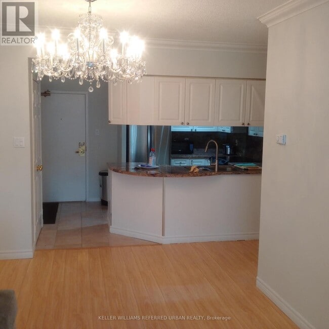 Photo du bâtiment - 889-889 Bay St.